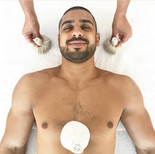 Carica l'immagine nel visualizzatore di Gallery, Ekalizhi Othadam • Il Massaggio con i Fagottini alle Erbe